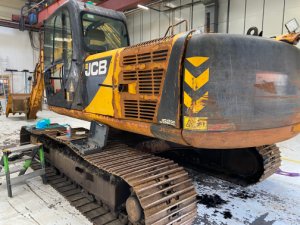 JCB JS 220 LC   Gravmaskina