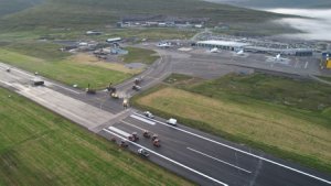 Video: Landsverk veitir nýtt asfalt til flogbreytina í Vágum